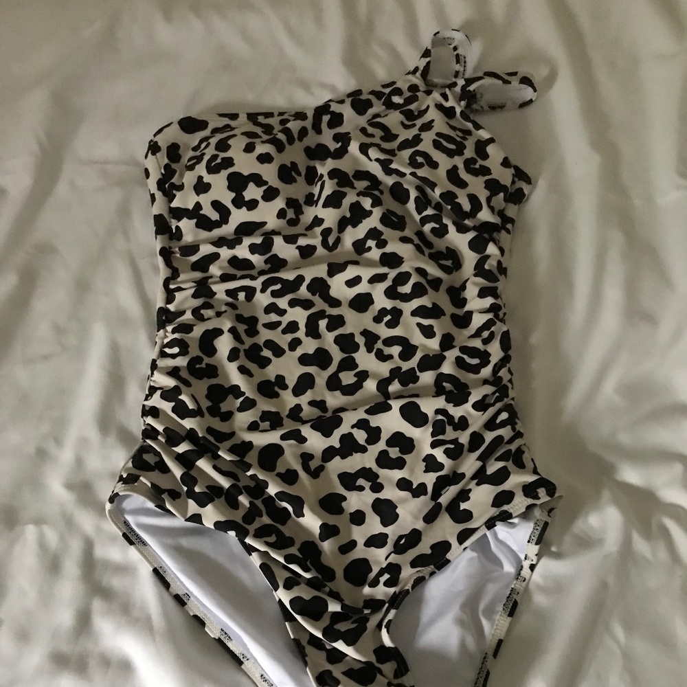 Holipick leopard one piece one shoulder swimsuit for a women size M.